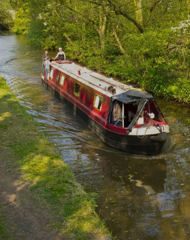 ⁠Pace picks up heading out along Teddesley Road following the Staffordshire & Worcestershire canal.